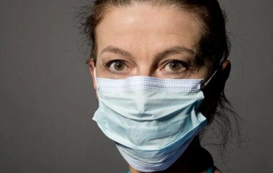 美国护士要求戴N95口罩被停职