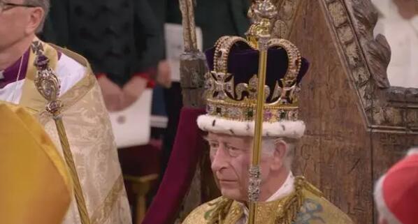 查尔斯三世正式加冕戴上王冠